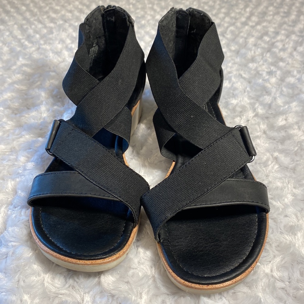 Euro soft by Sofft size 7.5 strappy sandals cute but comfy!!